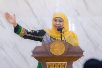 Khofifah Indar Parawansa saat menyampaikan sambutan dalam penutupan Munas XI IKA UNAIR 2025. (Foto Dok Ho/RadarBangsa)