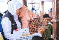 Gubernur Jawa Timur Khofifah Indar Parawansa memeluk salah satu penerima manfaat saat menyalurkan bantuan sosial dan zakat produktif di Pendopo Kabupaten Blitar, Selasa (26/8/2025). (Foto Dok Ho/RadarBangsa.co.id)