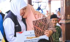 Bansos Rp 5,7 Miliar dan Zakat Produktif Disalurkan Gubernur Khofifah untuk Warga Blitar