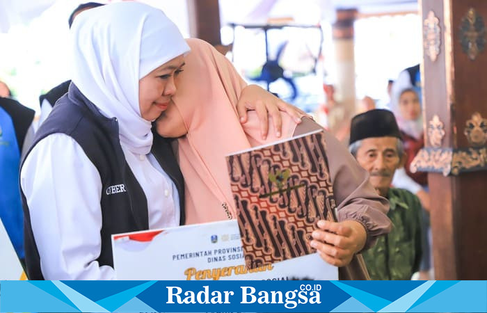 Gubernur Jawa Timur Khofifah Indar Parawansa memeluk salah satu penerima manfaat saat menyalurkan bantuan sosial dan zakat produktif di Pendopo Kabupaten Blitar, Selasa (26/8/2025). (Foto Dok Ho/RadarBangsa.co.id)