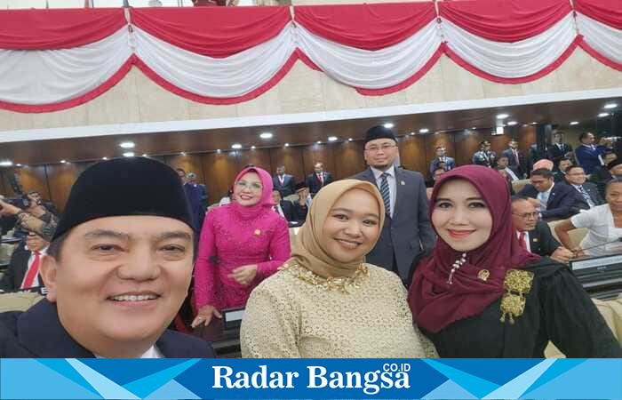 Anggota DPD RI asal Jawa Timur, Dr. Lia Istifhama (paling kanan), berpose bersama sejumlah anggota dewan usai menghadiri sidang di gedung parlemen, Jakarta (Foto Dok Ho/RadarBangsa.co.id)