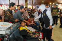 Gubernur Jawa Timur Khofifah Indar Parawansa menyerahkan bantuan sosial secara langsung kepada penyandang disabilitas di Pendopo Kabupaten Tulungagung, Selasa (26/8/2025). (Foto Dok Ho/RadarBangsa.co.id)