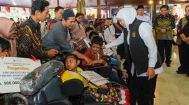 Gubernur Jawa Timur Khofifah Indar Parawansa menyerahkan bantuan sosial secara langsung kepada penyandang disabilitas di Pendopo Kabupaten Tulungagung, Selasa (26/8/2025). (Foto Dok Ho/RadarBangsa.co.id)
