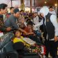 Gubernur Jawa Timur Khofifah Indar Parawansa menyerahkan bantuan sosial secara langsung kepada penyandang disabilitas di Pendopo Kabupaten Tulungagung, Selasa (26/8/2025). (Foto Dok Ho/RadarBangsa.co.id)