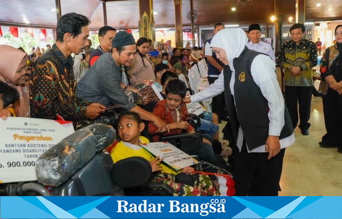 Gubernur Jawa Timur Khofifah Indar Parawansa menyerahkan bantuan sosial secara langsung kepada penyandang disabilitas di Pendopo Kabupaten Tulungagung, Selasa (26/8/2025). (Foto Dok Ho/RadarBangsa.co.id)