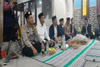 Bhabinkamtibmas Dukuhagung bersama perangkat desa menghadiri acara penyerahan Rumah Syukur Shiddiqiyyah kepada keluarga Dasiman di Dusun Dukuh, Desa Dukuhagung, Kecamatan Tikung, Lamongan, Kamis (21/8/2025) malam. (Foto Dok Ho/RadarBangsa.co.id)