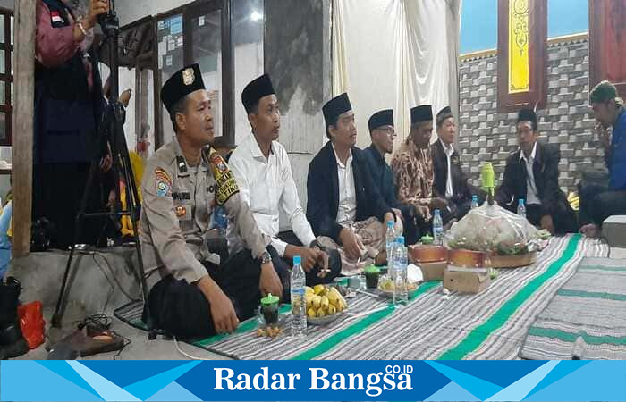 Bhabinkamtibmas Dukuhagung bersama perangkat desa menghadiri acara penyerahan Rumah Syukur Shiddiqiyyah kepada keluarga Dasiman di Dusun Dukuh, Desa Dukuhagung, Kecamatan Tikung, Lamongan, Kamis (21/8/2025) malam. (Foto Dok Ho/RadarBangsa.co.id)