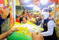 Gubernur Jawa Timur Khofifah Indar Parawansa berdialog dengan pedagang saat meninjau Pasar Soponyono Surabaya, Senin (25/8/2025), (Foto Dok Ho/RadarBangsa.co.id)