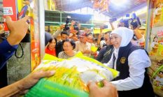 Blusukan ke Pasar Soponyono, Gubernur Khofifah Pastikan Harga Beras Medium Tetap Terjangkau