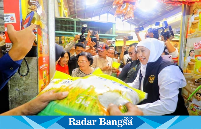 Gubernur Jawa Timur Khofifah Indar Parawansa berdialog dengan pedagang saat meninjau Pasar Soponyono Surabaya, Senin (25/8/2025), (Foto Dok Ho/RadarBangsa.co.id)