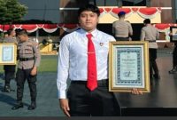 Bripda Sholeh Maulana, anggota Polsek Babat Polres Lamongan, menerima piagam penghargaan dari Kapolda Jawa Timur Irjen Pol Nanang Avianto atas prestasinya meraih medali emas (Foto Dok Ho/RadarBangsa.co.id)