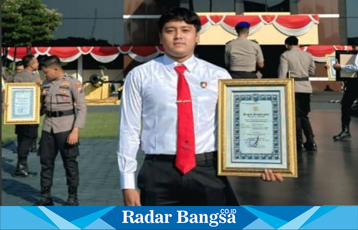 Bripda Sholeh Maulana, anggota Polsek Babat Polres Lamongan, menerima piagam penghargaan dari Kapolda Jawa Timur Irjen Pol Nanang Avianto atas prestasinya meraih medali emas (Foto Dok Ho/RadarBangsa.co.id)