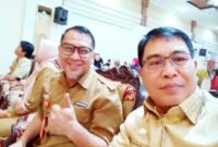 Kepala Dinas Lingkungan Hidup Kota Batu, Dian Fachroni (kiri), bersama Anggota DPRD Kota Batu dari Fraksi Golkar, Ilyas S.Sos., saat menghadiri pelatihan pengelolaan sampah berbasis komunitas di Kecamatan Bumiaji, Selasa (5/8/2025). (IST)