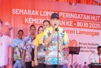 Bupati Lamongan Yuhronur Efendi saat membuka rangkaian lomba peringatan HUT ke-80 RI di halaman Pemkab Lamongan, Jumat (22/8/2025). (Foto Dok Ho/RadarBangsa.co.id)