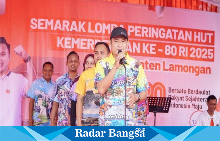 Bupati Lamongan Yuhronur Efendi saat membuka rangkaian lomba peringatan HUT ke-80 RI di halaman Pemkab Lamongan, Jumat (22/8/2025). (Foto Dok Ho/RadarBangsa.co.id)