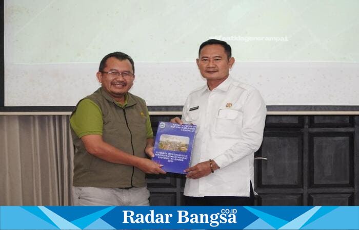 Bupati Lamongan Yuhronur Efendi menerima laporan hasil KKN UMD UNEJ 2024/2025 di Guest House Lamongan, Rabu (13/8/2025) (Foto Dok Ho/RadarBangsa.co.id)