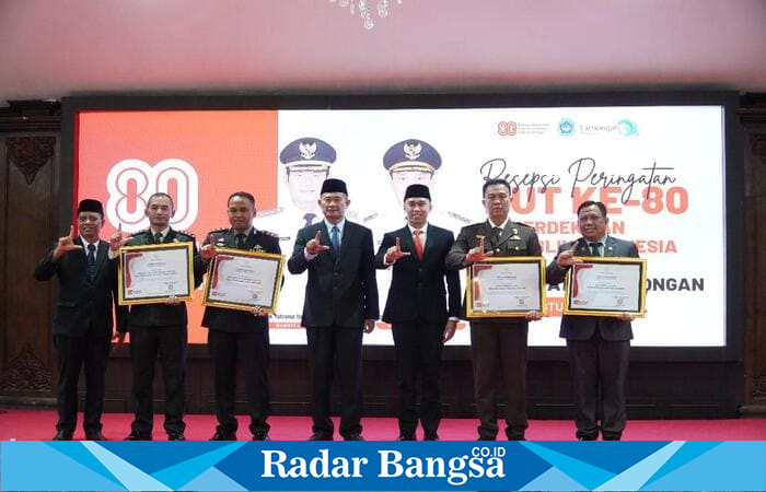 Bupati Lamongan Yuhronur Efendi menyerahkan penghargaan pada resepsi HUT ke-80 RI di Pendopo Lokatantra. (Foto Dok Ho/RadarBangsa.co.id)