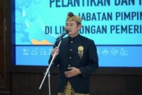 Bupati Lamongan Yuhronur Efendi saat melantik lima pejabat pimpinan tinggi pratama di Pendopo Lokatantra, Jumat (1/8/2025) (Foto Dok Ho/RadarBangsa)