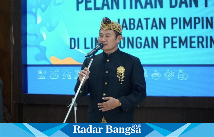 Bupati Lamongan Yuhronur Efendi saat melantik lima pejabat pimpinan tinggi pratama di Pendopo Lokatantra, Jumat (1/8/2025) (Foto Dok Ho/RadarBangsa)