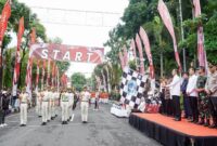 Bupati Lamongan Yuhronur Efendi melepas peserta lomba gerak jalan tingkat SMP dan SMA sederajat dalam rangka HUT ke-80 Republik Indonesia di depan Pendopo Lokatantra, Selasa (20/8/2025). (Foto Dok Ho/RadarBangsa.co.id)