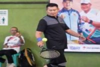 Bupati Lamongan Yuhronur Efendi saat membuka pertandingan tenis dalam rangka HUT ke-80 Republik Indonesia di Lapangan Tenis Pemkab Lamongan, Jumat (29/8/2025). (Dok Foto Ho/RadarBangsa.co.id)