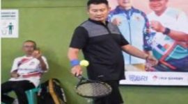 Bupati Lamongan Yuhronur Efendi saat membuka pertandingan tenis dalam rangka HUT ke-80 Republik Indonesia di Lapangan Tenis Pemkab Lamongan, Jumat (29/8/2025). (Dok Foto Ho/RadarBangsa.co.id)
