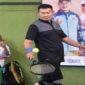 Bupati Lamongan Yuhronur Efendi saat membuka pertandingan tenis dalam rangka HUT ke-80 Republik Indonesia di Lapangan Tenis Pemkab Lamongan, Jumat (29/8/2025). (Dok Foto Ho/RadarBangsa.co.id)