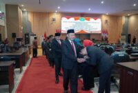 Bupati Lamongan Yuhronur Efendi bersalaman usai Rapat Paripurna DPRD mendengarkan pidato kenegaraan Presiden RI, Jumat (15/8/2025). (Foto Dok Ho/RadarBangsa.co.id)