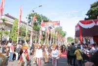 Wakapolres Lamongan Kompol I Made Prawira Wibawa bersama Bupati Lamongan Yuhronur Efendi melepas peserta karnaval SMP/MTs di Pendopo Lokatantra, Sabtu (23/8/2025). (IST)
