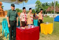Camat Tikung Sujirman Sholeh (tengah) bersama Kapolsek Tikung AKP Anang Purwo Widodo (kiri) saat membuka kegiatan Persari Pramuka Siaga Garuda 2025 di Lapangan Singoludro, Desa Bakalanpule, Selasa (26/8/2025). (Foto Dok Ho  /RadarBangsa.co.id)