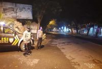 Petugas Polsek Tikung saat melakukan Patroli Blue Light di kawasan Pertigaan Pule untuk memantau situasi kamtibmas pada jam rawan, Selasa (26/8/2025) dini hari. (Foto Dok Ho/RadarBangsa.co.id)