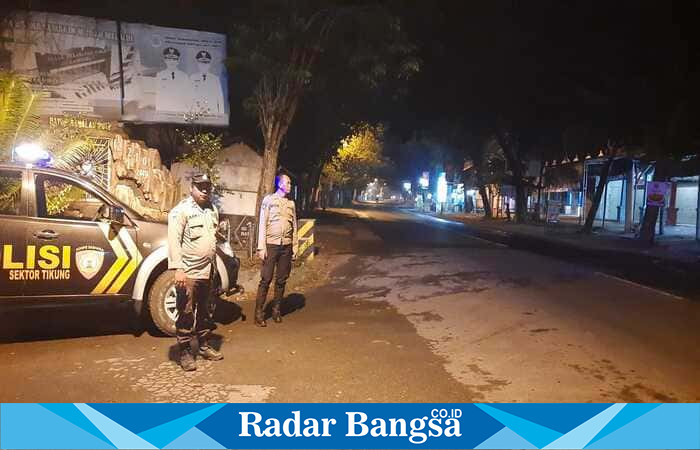 Petugas Polsek Tikung saat melakukan Patroli Blue Light di kawasan Pertigaan Pule untuk memantau situasi kamtibmas pada jam rawan, Selasa (26/8/2025) dini hari. (Foto Dok Ho/RadarBangsa.co.id)