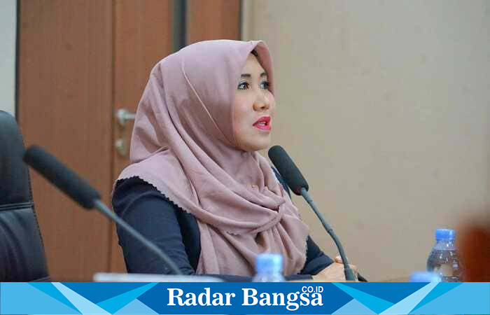 Anggota DPD RI Dr. Lia Istifhama saat menyampaikan pandangan terkait pentingnya perlindungan hukum dan kesejahteraan guru dalam Workshop Menulis Esai di Pondok Pesantren Bahrul Maghfiroh, Kota Malang. (Foto Dok Ho/RadarBangsa)