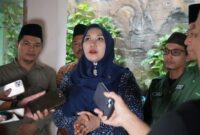 Anggota DPD RI Lia Istifhama memberikan keterangan kepada media terkait hasil kajian pengawasan undang-undang di masa reses, di Surabaya (Foto Dok Ho/RadarBangsa.co.id)