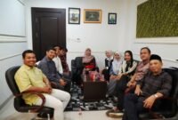 Ning Lia Istifhama berbincang hangat dengan pengurus Ruang Kolaborasi Pemuda saat kunjungan di Kantor Perwakilan DPD RI Jawa Timur, Surabaya, Sabtu (1/8/2025). (Foto Dok Pribadi /Ho RadarBangsa)