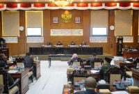 Wali Kota Probolinggo dr. Aminuddin bersama pimpinan DPRD saat penandatanganan persetujuan bersama Raperda Pajak Daerah dan P-APBD 2025 dalam rapat paripurna di Gedung DPRD Kota Probolinggo, Senin (25/8/2025). (Foto Dok Ho/RadarBangsa.co.id)