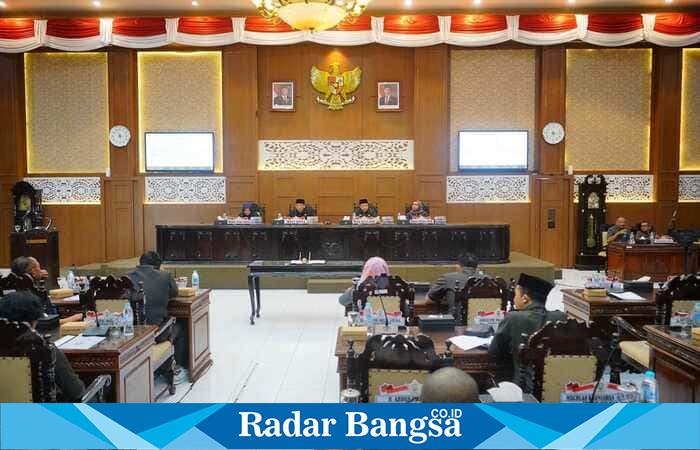Wali Kota Probolinggo dr. Aminuddin bersama pimpinan DPRD saat penandatanganan persetujuan bersama Raperda Pajak Daerah dan P-APBD 2025 dalam rapat paripurna di Gedung DPRD Kota Probolinggo, Senin (25/8/2025). (Foto Dok Ho/RadarBangsa.co.id)