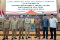 Bupati Lamongan Yuhronur Efendi bersama pimpinan DPRD Kabupaten Lamongan menunjukkan dokumen persetujuan Rancangan KUA-PPAS Tahun Anggaran 2026 usai rapat paripurna di Ruang Rapat DPRD Lamongan, Senin (11/8/2025). (Foto Dok Ho/RadarBangsa.co.id)