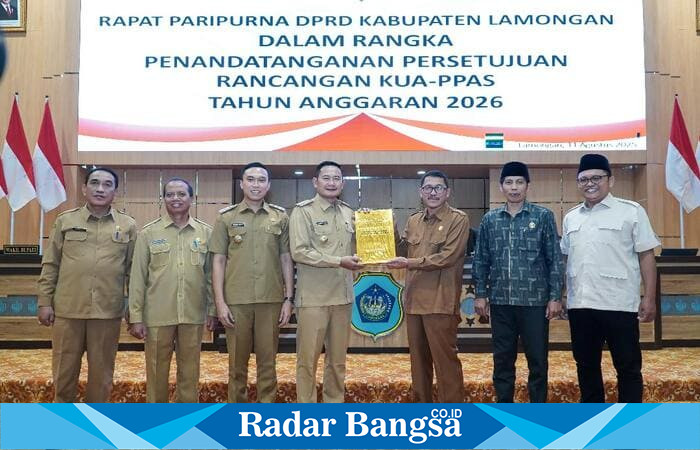 Bupati Lamongan Yuhronur Efendi bersama pimpinan DPRD Kabupaten Lamongan menunjukkan dokumen persetujuan Rancangan KUA-PPAS Tahun Anggaran 2026 usai rapat paripurna di Ruang Rapat DPRD Lamongan, Senin (11/8/2025). (Foto Dok Ho/RadarBangsa.co.id)