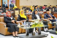 Wakil Wali Kota Probolinggo Ina Dwi Lestari (kedua dari kanan) bersama jajaran pejabat Pemkot dan pimpinan DPRD mengikuti Rapat Paripurna mendengarkan pidato kenegaraan Presiden RI dalam Sidang Tahunan MPR RI 2025, Kamis (15/8). (Foto Dok Ho/RadarBangsa.co.id)