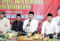 Bupati Lamongan Yuhronur Efendi saat memberikan sambutan dalam acara doa bersama dan tasyakuran peringatan HUT ke-80 Republik Indonesia di Masjid Agung Lamongan, Sabtu (16/8/2025) malam (Dok foto Ho/RadarBangsa.co.id)