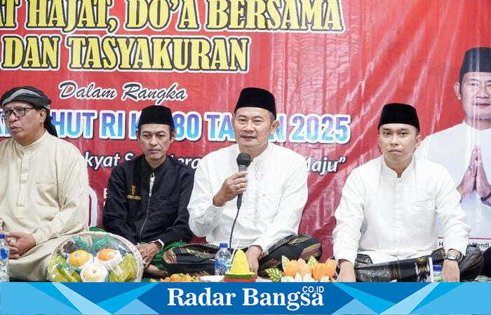 Bupati Lamongan Yuhronur Efendi saat memberikan sambutan dalam acara doa bersama dan tasyakuran peringatan HUT ke-80 Republik Indonesia di Masjid Agung Lamongan, Sabtu (16/8/2025) malam (Dok foto Ho/RadarBangsa.co.id)
