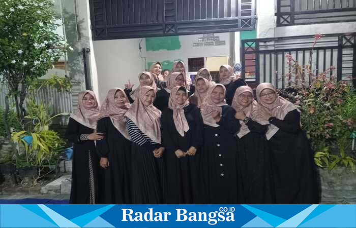Di balik suksesnya malam tirakatan HUT ke-80 RI di Griya Insani Tikung, ada semangat dan kekompakan ibu-ibu panitia yang penuh dedikasi. (Dok Foto RadarBangsa.co.id)