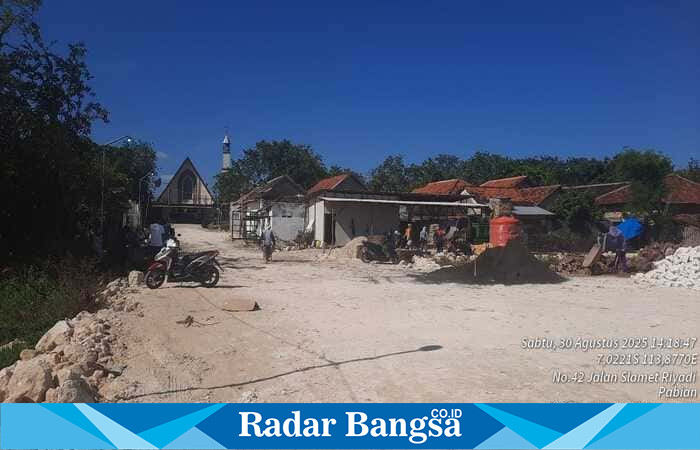 Suasana pembangunan perumahan Royal Pabian di Desa Pabian, Kota Sumenep, yang tengah berjalan meski menuai sorotan terkait kelengkapan izin. (Foto: RadarBangsa.co.id) 