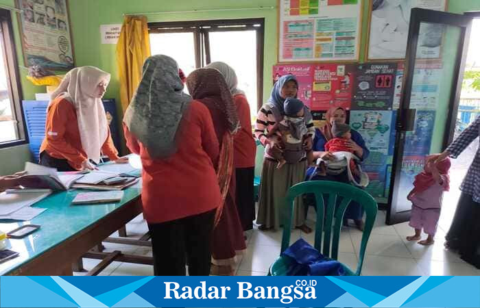 Suasana imunisasi campak serentak di salah satu puskesmas di Bangkalan, Rabu (27/8/2025).(Foto Dok Ho/RadarBangsa.co.id)