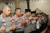 Kapolres Lamongan AKBP Agus Dwi Suryanto bersama jajaran dan anggota Polres Lamongan saat melaksanakan sholat ghaib di Masjid Al Busrah, Jumat (29/8/2025). (Dok Foto Ho/RadarBangsa.co.id)