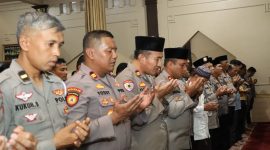 Kapolres Lamongan AKBP Agus Dwi Suryanto bersama jajaran dan anggota Polres Lamongan saat melaksanakan sholat ghaib di Masjid Al Busrah, Jumat (29/8/2025). (Dok Foto Ho/RadarBangsa.co.id)