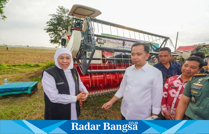 Gubernur Jawa Timur Khofifah Indar Parawansa menyerahkan bantuan alat dan mesin pertanian (alsintan) kepada petani di Desa Sukorejo, Kecamatan Bangsalsari, Jember, Kamis (31/7/2025). (Foto Dok Ho/RadarBangsa)