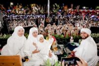 Kebersamaan Khofifah bersama keluarga, tampak akrab dengan anak dan cucunya saat peringatan Hari Kemerdekaan RI ke-80. (Foto Dok  Ho/RadarBangsa.co.id)
