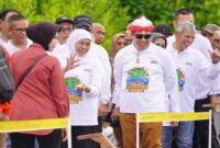 Gubernur Jawa Timur Khofifah Indar Parawansa bersama sejumlah pejabat menghadiri Festival Mangrove Jatim VII di Pantai Bahak, Probolinggo, Selasa (19/8/2025). (Foto Dok Ho/RadarBangsa.co.id)